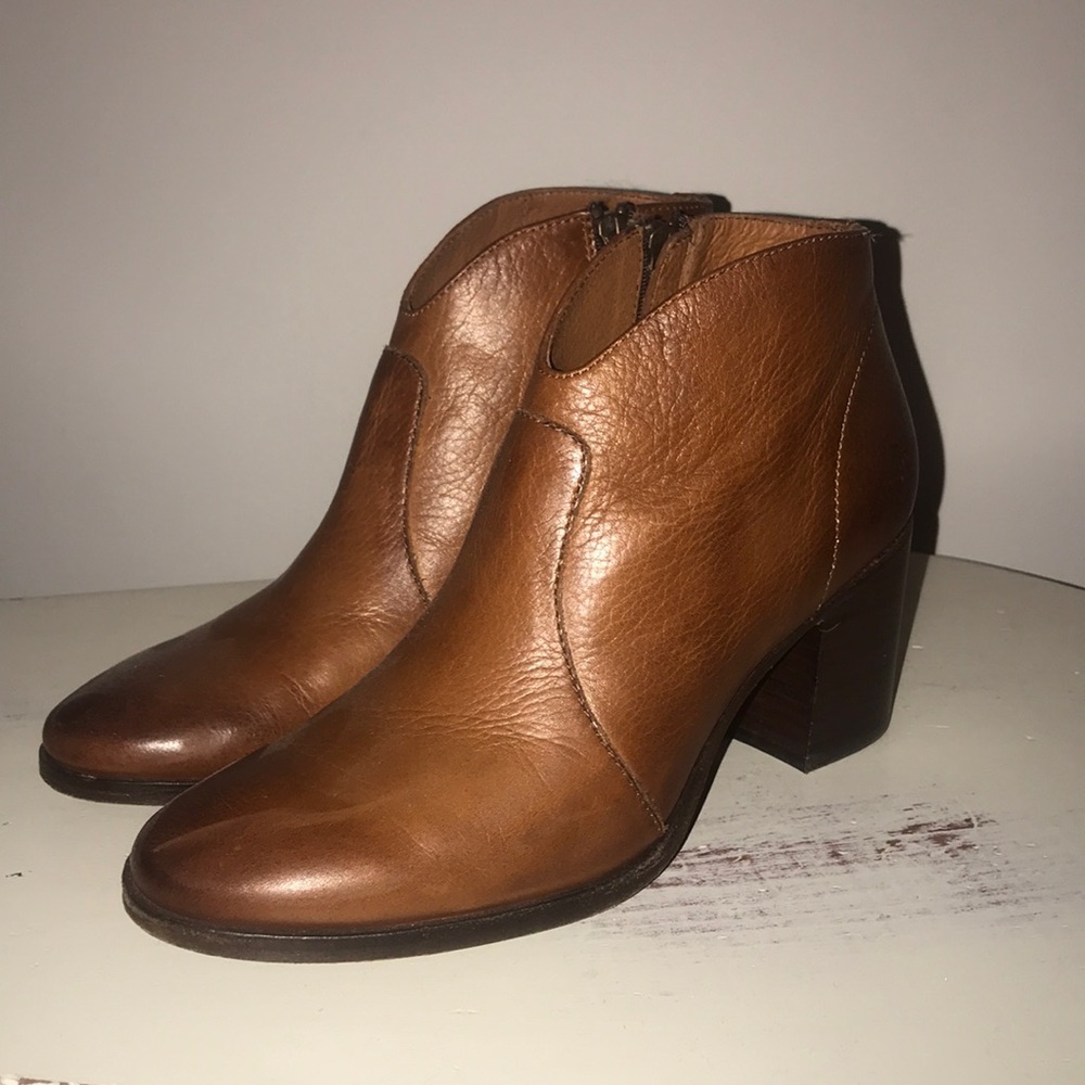 Frye- Nora Zip Short - Nutmeg
